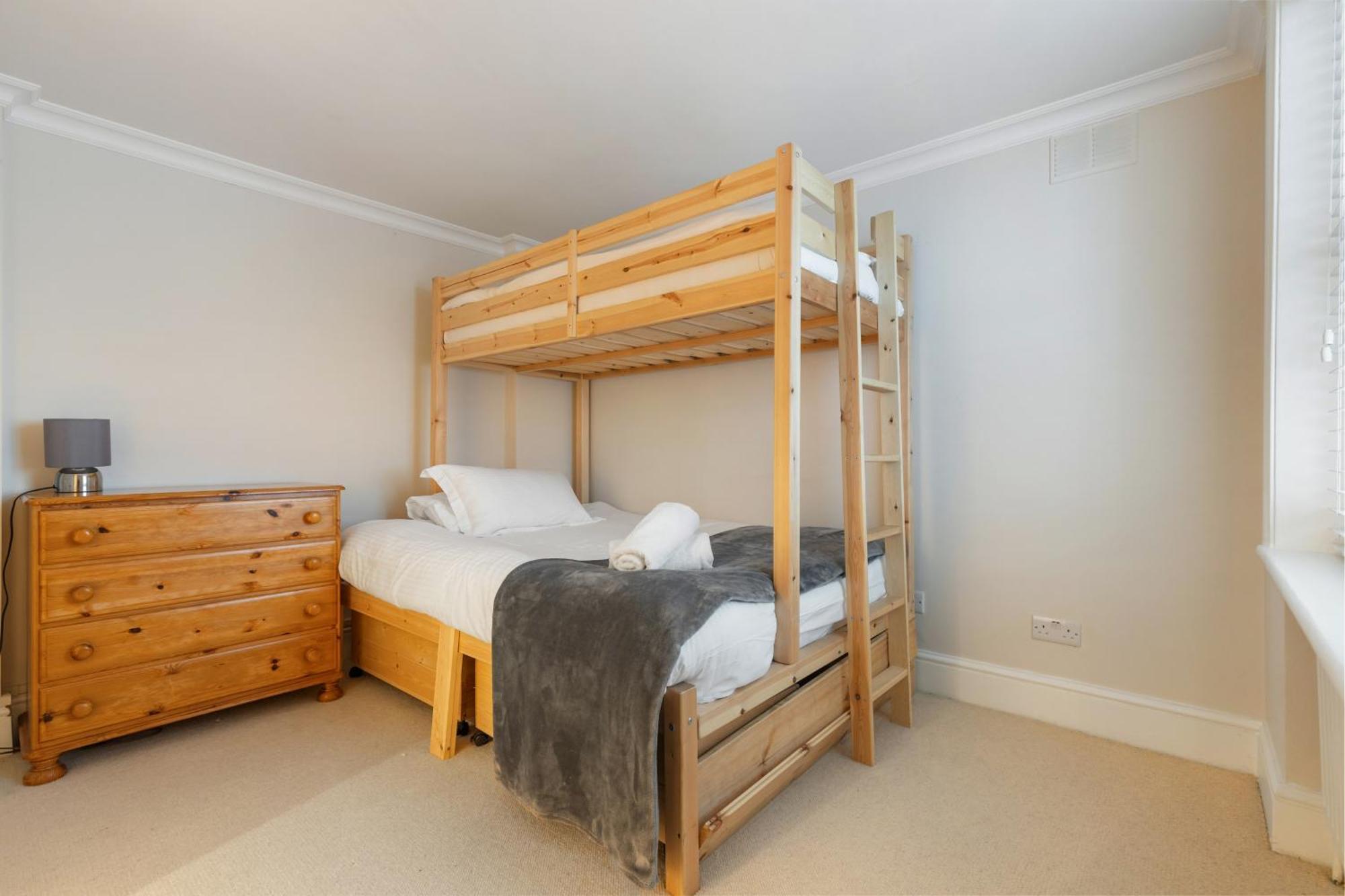 Kensington Spacious Apartament *