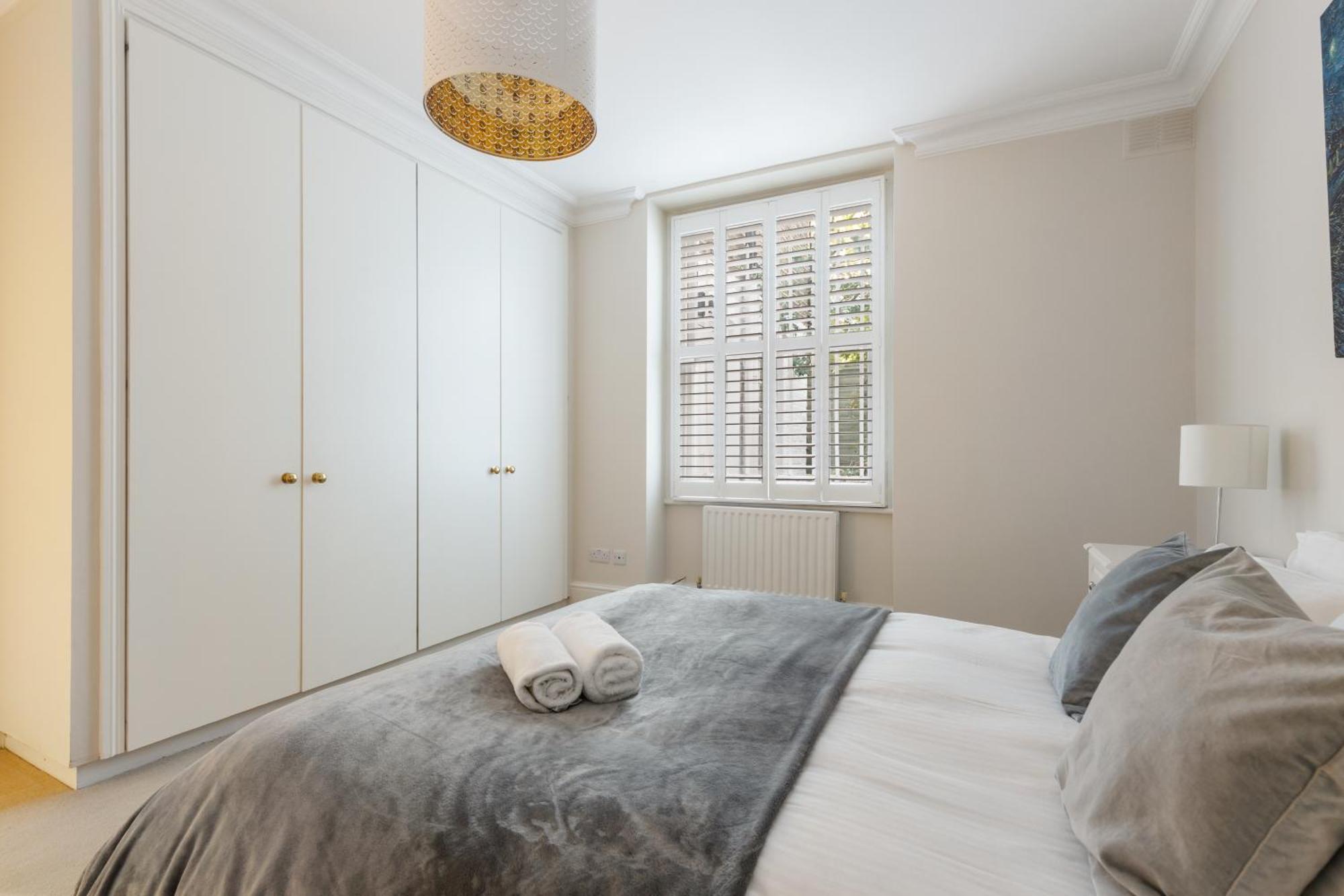 Kensington Spacious Apartament